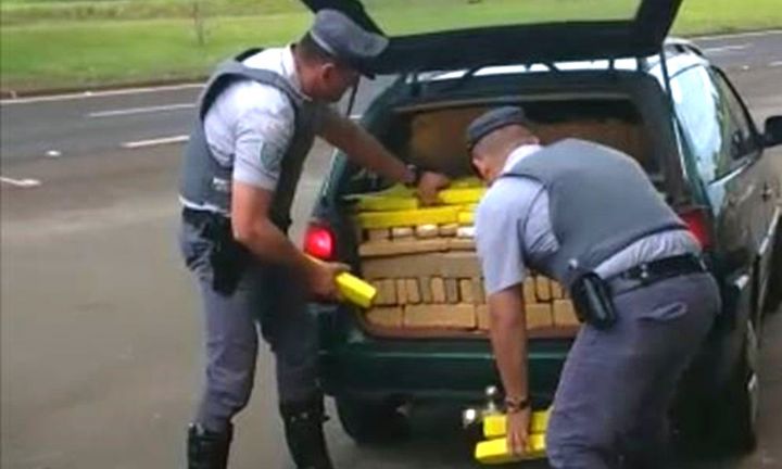 Menor de 16 anos é apreendido dirigindo carro lotado de maconha