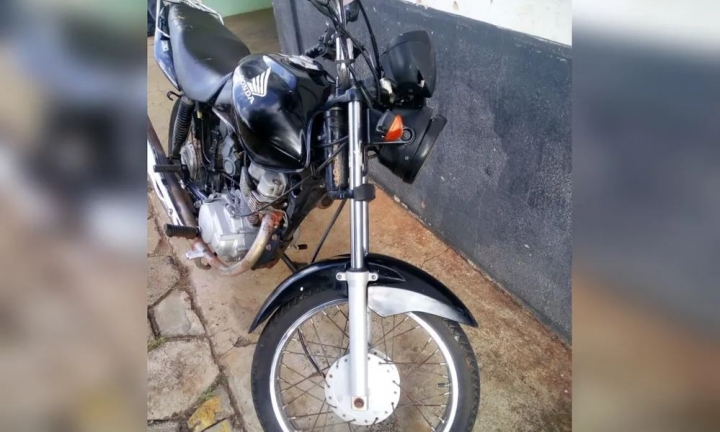 Rapaz de 19 anos é preso após ser flagrado com moto roubada