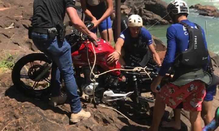 Polícia Civil retira do Rio Paranapanema motocicleta furtada de estudante