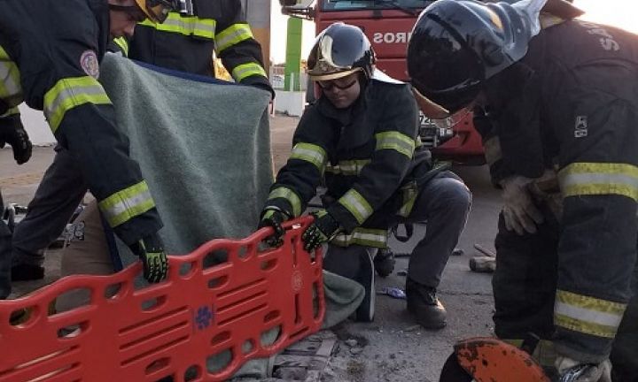 Mulher com perna presa em bueiro é salva pelos Bombeiros