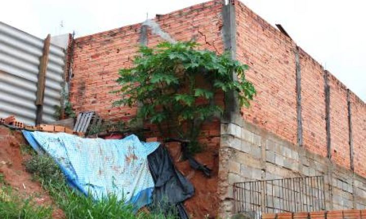 Aberta licitação para reparar muros no Bairro do Camargo