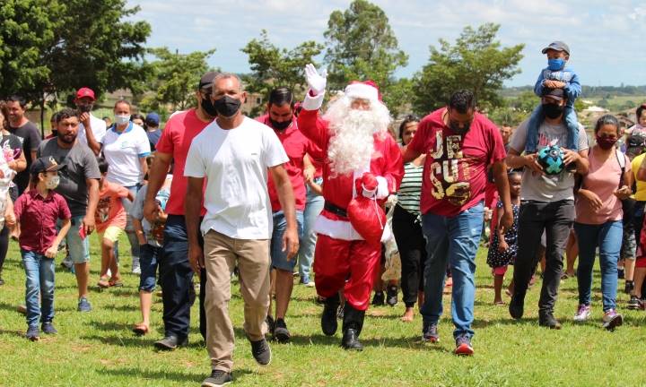 Natal das Crianças teve distribuição de brinquedos e Papai Noel de paraquedas