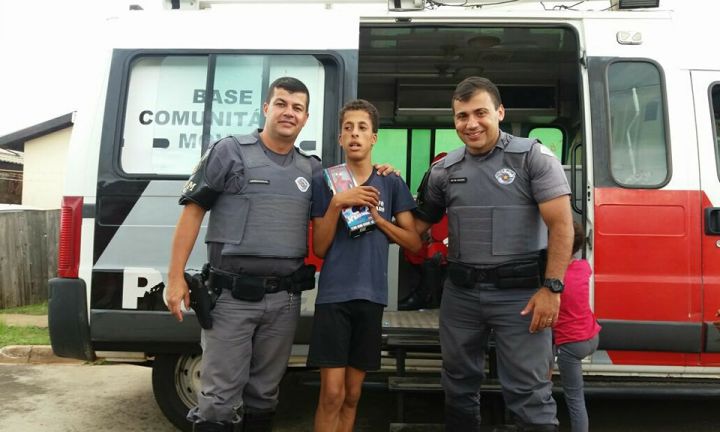 Polícia Militar realiza entrega de presentes de Natal em Avaré
