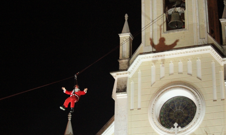 Descida do Papai Noel de tirolesa anuncia chegada do Natal em Avaré