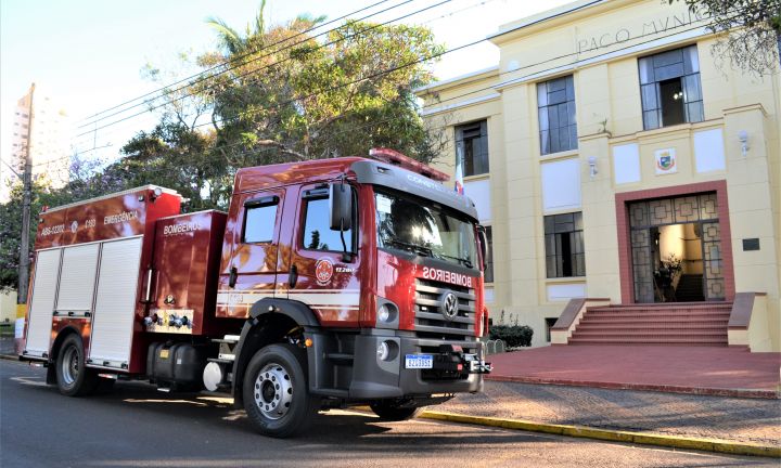 Caminhão adquirido pela Prefeitura reforça frota do Corpo de Bombeiros