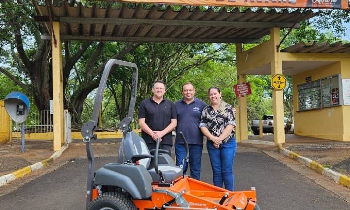 Camping Municipal ganha cortador de grama de última geração