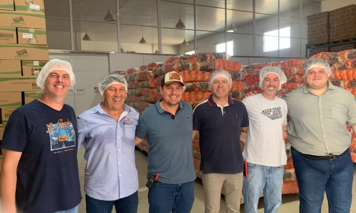 Secretário Ricardinho, da Indústria e Comércio, visita empresa Kigosto Salgadinhos