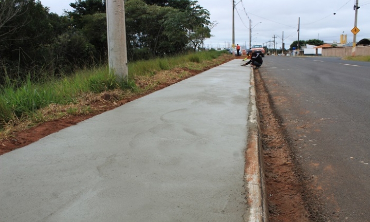 Prefeitura constrói calçada de quase 200 metros na Villa Jatobá