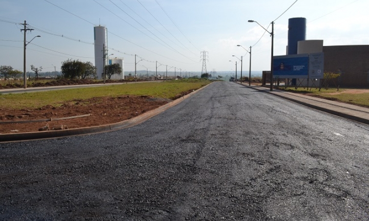 Pavimentação da Avenida Domingos Leon Cruz chega à etapa final