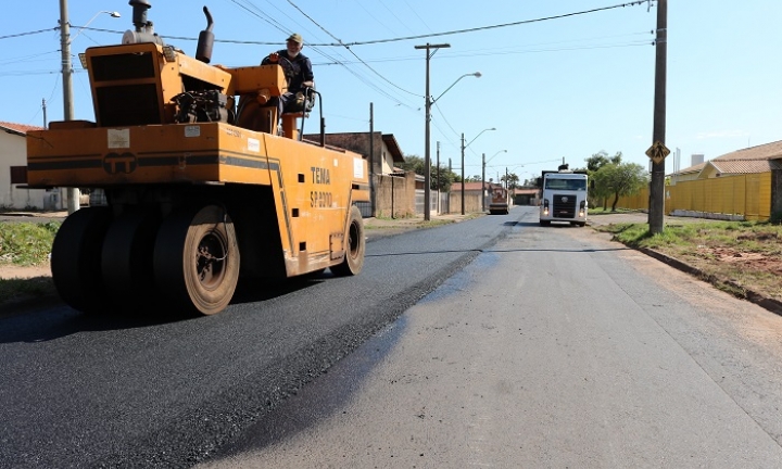 Avenida Getúlio Vargas, na Vila Jardim, é recapeada pela Prefeitura de Avaré