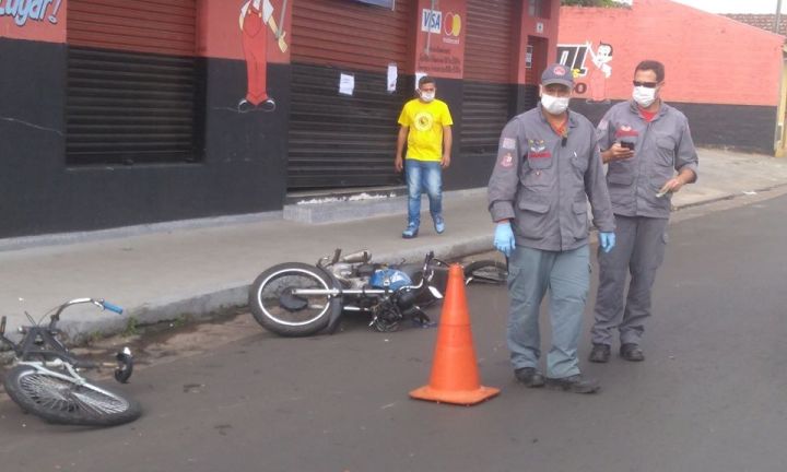 Moto colide com bicicleta na Félix Fagundes e condutores ficam feridos