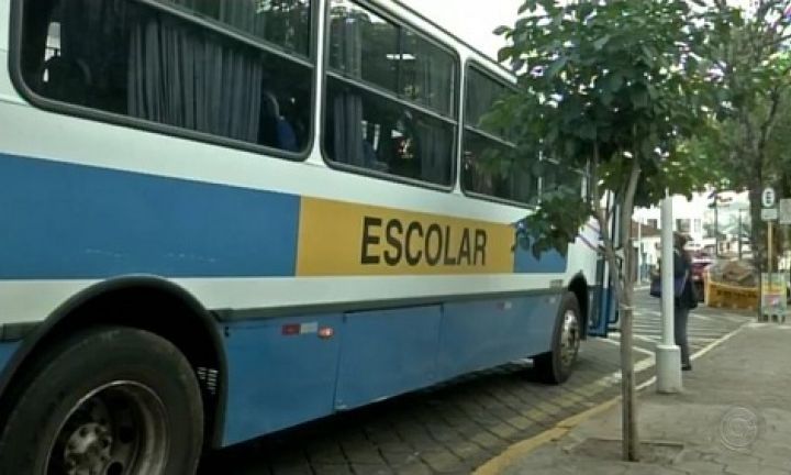 Ônibus escolares são usados como transporte coletivo