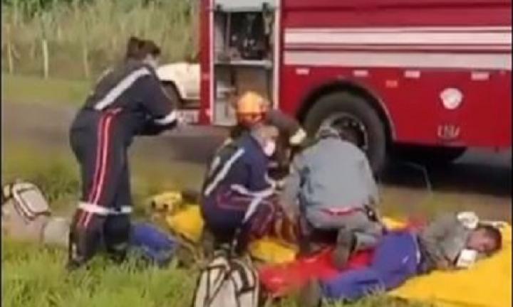 Pneu estoura e ônibus rural capota e deixa trabalhadores feridos em Avaré