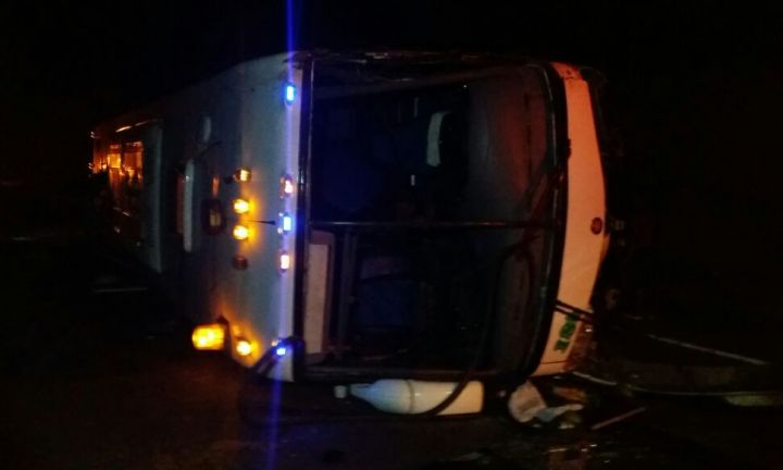 Ônibus com 39 passageiros tomba na Serra de Botucatu