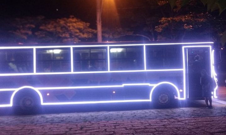 Ônibus em Avaré recebe iluminação especial de Natal