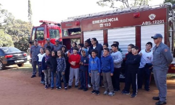 Bombeiros ministram palestra sobre queimadas a alunos de escola municipal