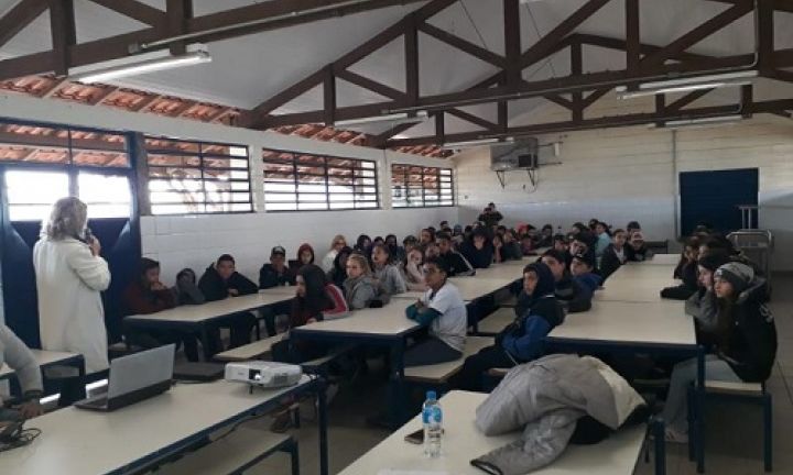 Alunos da Escola Celso Ferreira assistem palestra sobre bullying