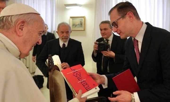 Livro de jurista avareense foi entregue ao Papa Francisco
