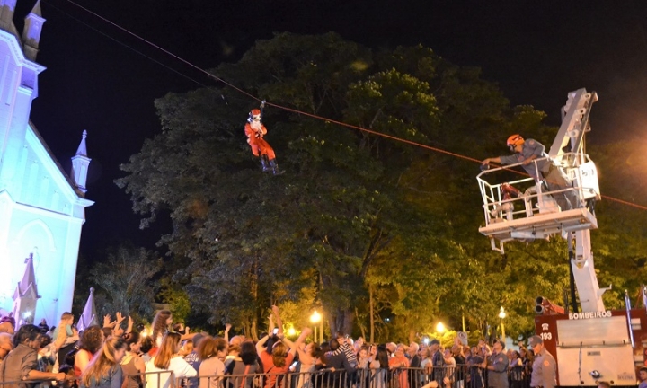 Chegada do Papai Noel de Tirolesa em Avaré acontece nesta terça-feira, 20