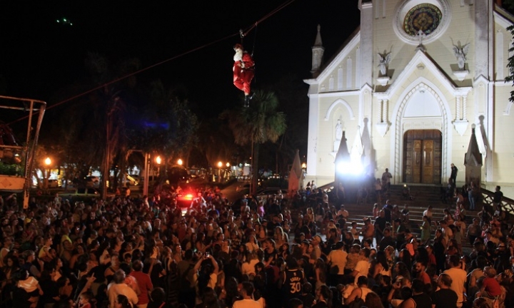 Papai Noel radical chega mais uma vez de tirolesa em Avaré