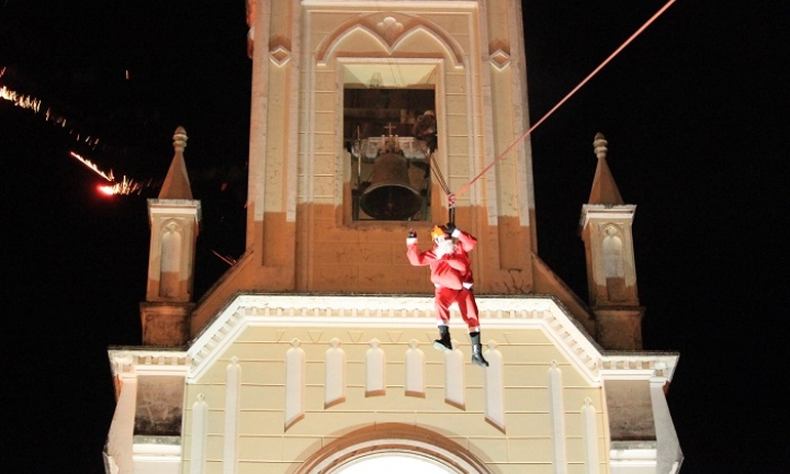 Vila de Natal e Papai Noel de tirolesa são atrações do Natal Cultural