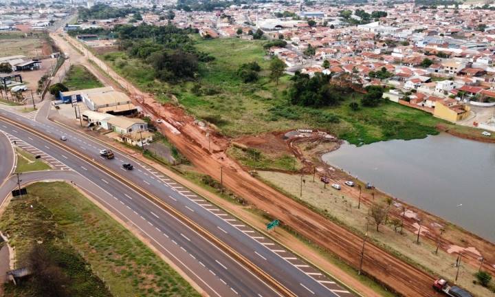 Em obras para pavimentação, Avenida Cunha Bueno recebe galerias pluviais