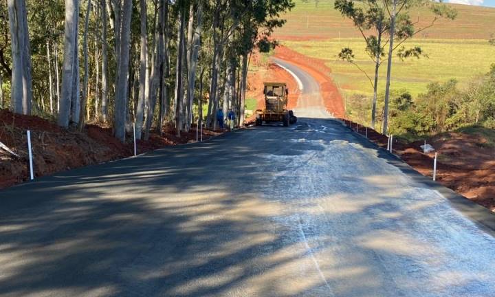 Pavimentação chega a primeiro trecho de vicinal que dá acesso à SP-255