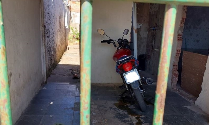 Entregador adultera placa de motocicleta para evitar multas de trânsito