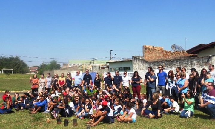 Rotarianos e voluntários plantam árvores em Avaré