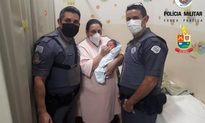 Polícia Militar salva vida de recém-nascida que estava engasgada