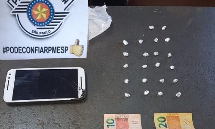 Jovem é preso por tráfico de drogas após PM encontrar pedras de crack