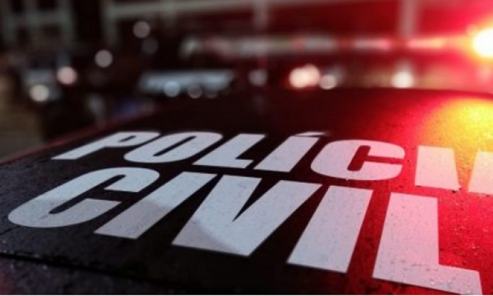 Suspeita de prostituir filha de 8 anos para comprar drogas se entrega à polícia