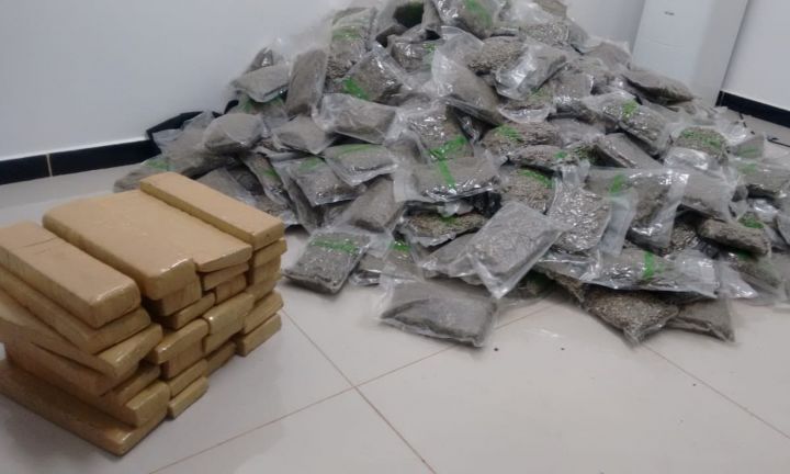 Motoristas abandonam veículos com mais de 120 kg de maconha