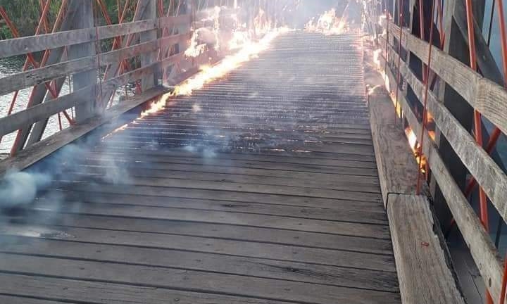 Incêndio destrói ponte pênsil centenária em Chavantes