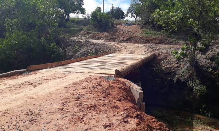 Prefeitura de Avaré instala pontes de madeira na zona rural 
