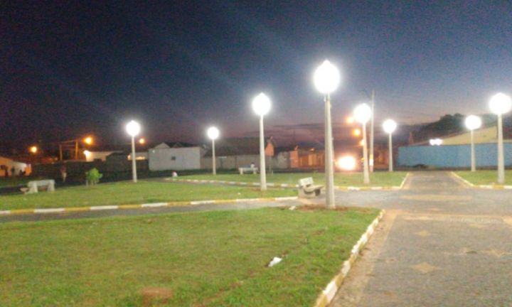 Praça Dona Bidunga na Vila Operária ganha nova iluminação