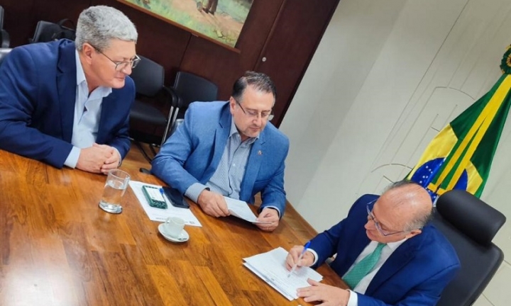 Prefeito Roberto Araujo presta contas da viagem feita a Brasília