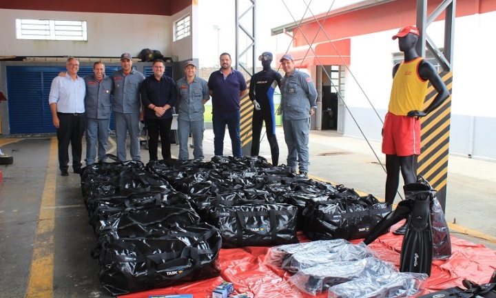 Prefeito Jô Silvestre faz entrega oficial de equipamentos ao Corpo de Bombeiros