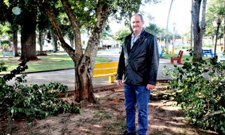 Prefeitura realiza a limpeza das praças públicas