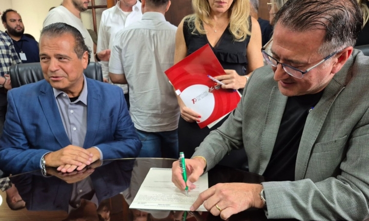 Roberto Araujo assina doação de área para implantação de centro de excelência
