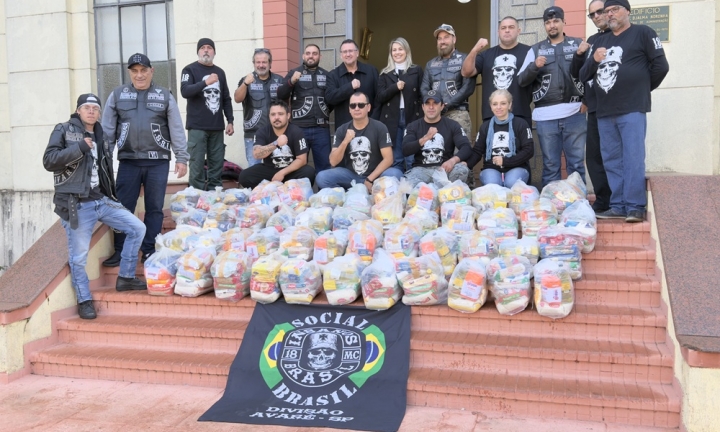 Insanos Moto Clube doa cestas básicas ao Fundo Social de Avaré