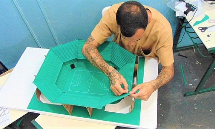 Presos de Cerqueira César recriam estádios de futebol em maquetes