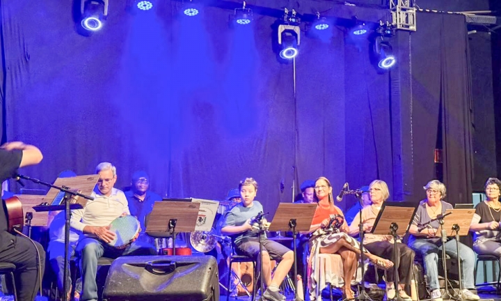 Prefeitura certifica alunos formados em violão, cavaquinho, ukulele e viola