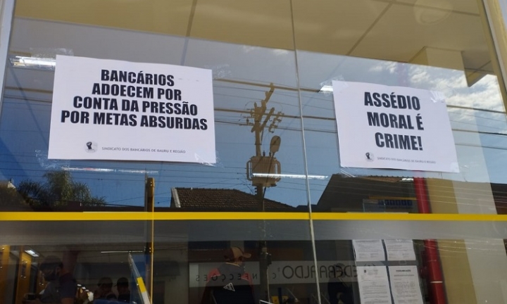 Sindicato faz protesto contra assédio moral em porta de agência bancária de Avaré