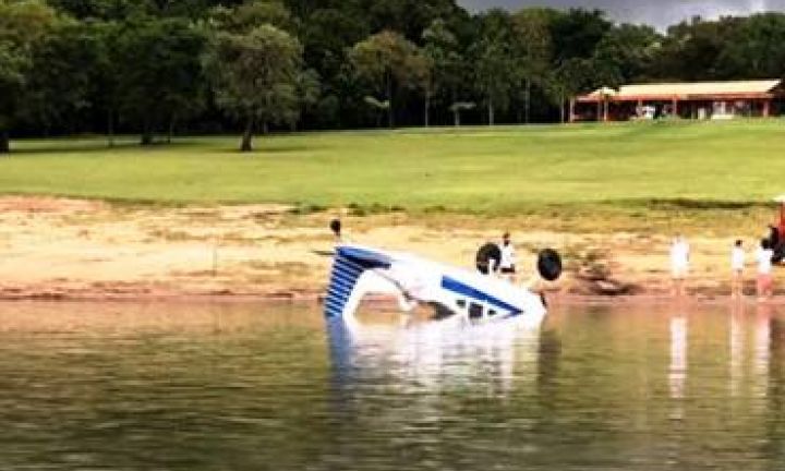 Avião de pequeno porte cai na represa de Jurumirim
