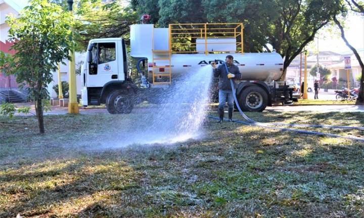 Gramado das praças do Paço Municipal e Concha Acústica recebe reparo