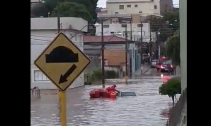 Vídeo mostra resgate de pessoas em enchente em Avaré