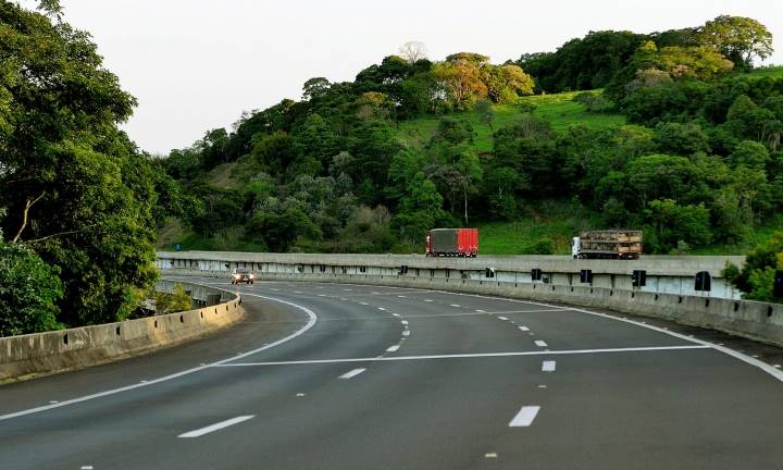 Quase 35 mil veículos passaram pela Rodovia João Mellão durante o feriado