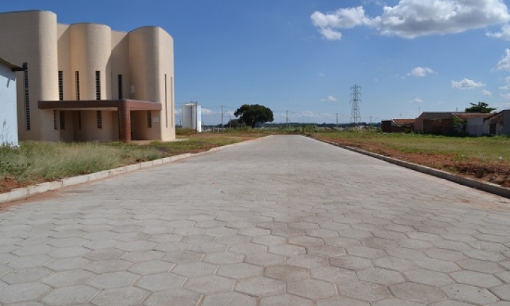 Rua próxima à Igreja Santo Expedito recebe calçamento