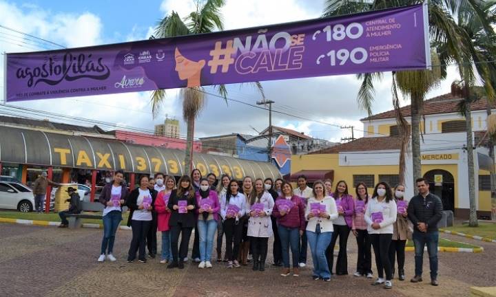 Panfletagem no Largo do Mercado destaca campanha contra a violência feminina